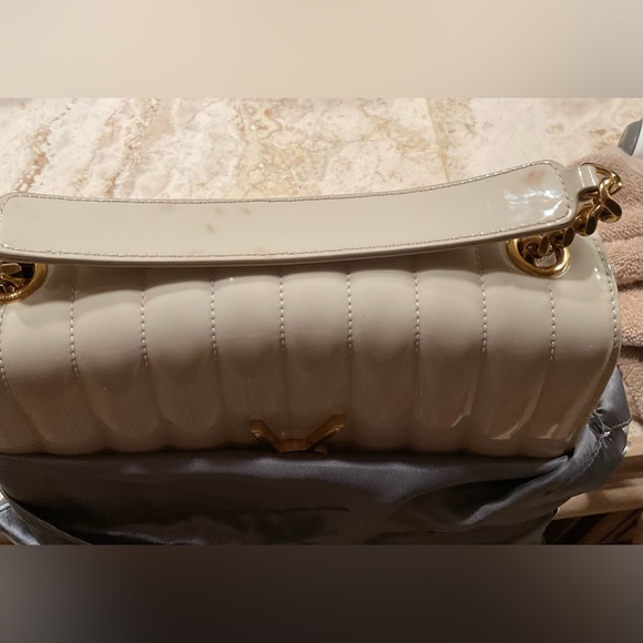 SAINT LAURENT LARGE PATENT VICKY BAG PATENT LEATHER GOLD MONOGRAM AND CHAIN. - Picture 8 of 8